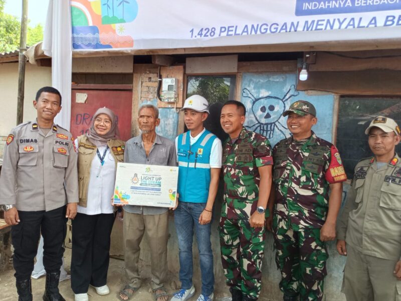 PLN Karawang Gelar Penyalaan Serentak Light Up The Dream di Kp Jati Udik 1 (foto: istimewa)