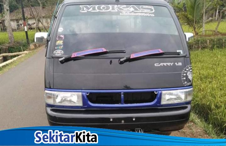 sebuah mobil pickup hitam dengan nomor polisi D 8384 XN dibawa kabur