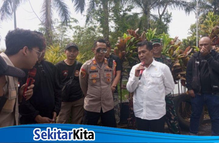 Dikominfotik KBB melakukan audensi dengan masa aksi unjuk rasa (foto: Abdul Kholilulloh)