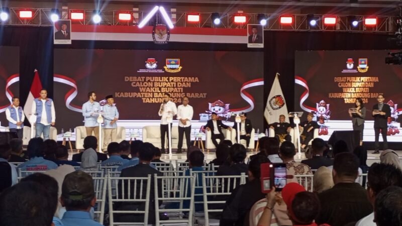 debat publik putaran pertama untuk calon Bupati dan Wakil Bupati Kabupaten Bandung Barat (KBB) digelar di Hotel Novena, Lembang. foto: Abdul Kholilulloh