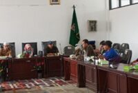 Audiensi Anggota DPRD KBB, Disnakertrans KBB dan enam koalisi serikat buruh Bandung Barat (foto: Abdul Kholilulloh)
