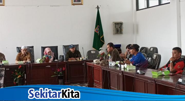 Audiensi Anggota DPRD KBB, Disnakertrans KBB dan enam koalisi serikat buruh Bandung Barat (foto: Abdul Kholilulloh)