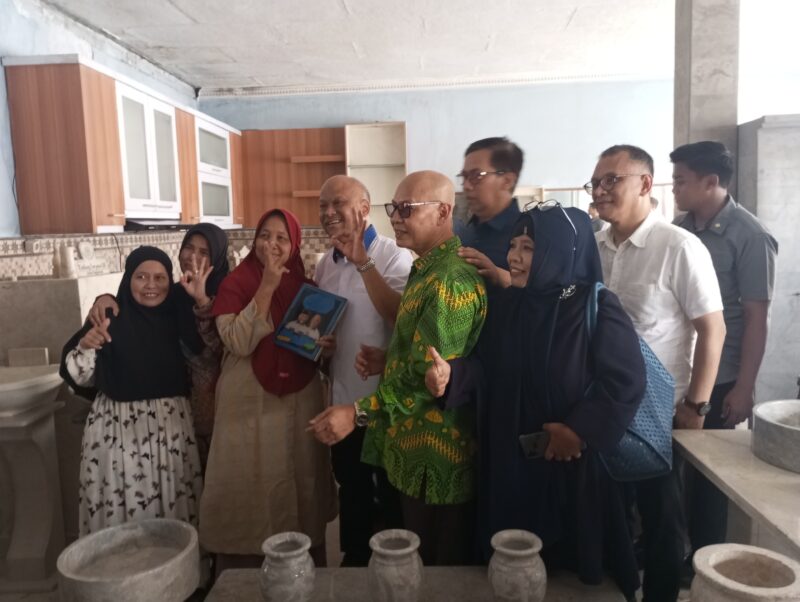 Calon Wakil Gubernur Jabar nomor urut 3, Ilham Akbar Habibie, menyapa para pelaku Usaha Mikro Kecil Menengah (UMKM), foto: Adel