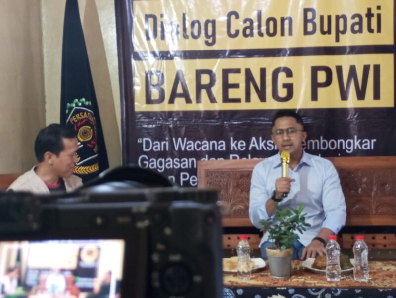 Calon Bupati Bandung Barat nomor urut 3, Hengky Kurniawan saat dialog bersama PWI KBB (foto: Abdul Kholilulloh)