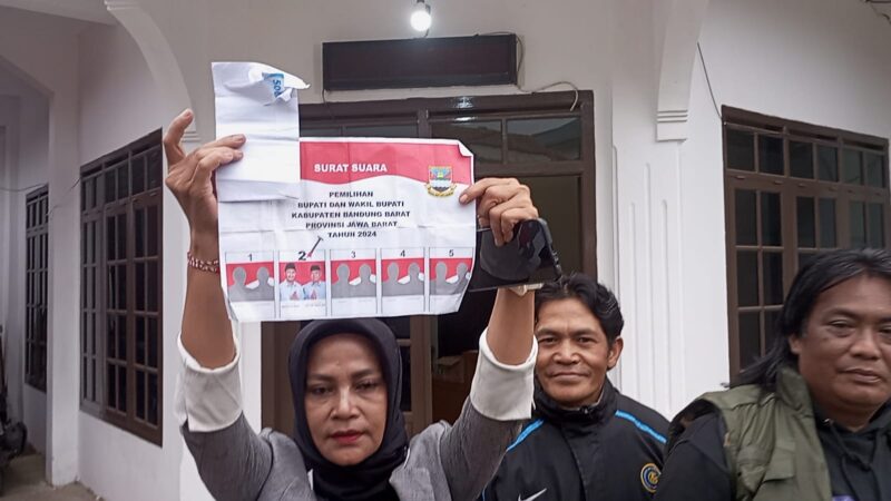 Dugaan kecurangan di pilkada KBB, diduga Money Politik dilakukan oleh paslon 2 Jeje-Asep (foto: Abdul Kholilulloh)