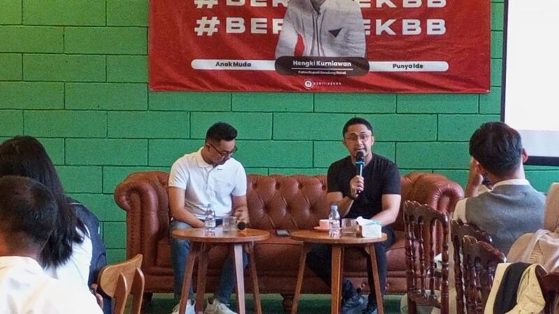 Calon Bupati Bandung Barat (KBB), Hengky Kurniawan, menggelar diskusi publik untuk kaum Gen-Z yang bertajuk “Beri Ide KBB” (foto: Abdul Kholilulloh)