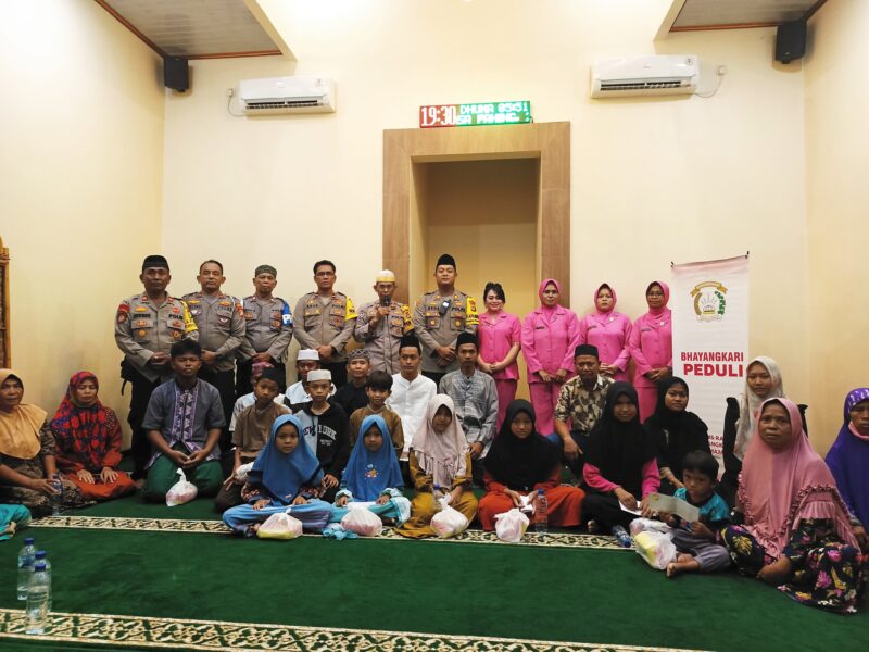 Polsek Tarumajaya Bekasi Gelar Doa Bersama dan Santunan Yatim Piatu Jelang Pilkada Damai 2024 (foto: Muh. Bahtiar)