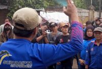 Koalisi Lima Serikat Pekerja Bandung Barat gruduk kantor Bawaslu KBB (foto: Abdul Kholilulloh)