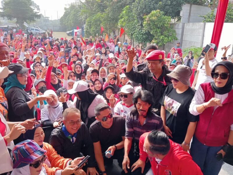 HADE dan Anggota DPRD Jabar Tuti hadiri acara 'Gerak Jalan Kebangsaan' di lapangan parkir Ramayana, Kecamatan Padalarang, Kabupaten Bandung Barat (KBB), Minggu (17/11/2024).