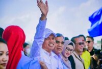 Dedi Mulyadi, calon Gubernur Jawa Barat yang akrab disapa Kang Dedi, menghadiri kampanye akbar pasangan calon Bupati dan Wakil Bupati Karawang nomor urut 01, Acep Jamhuri-Gina Fadlia Swara (foto: Andyka Nugroho/SekitarKita.id)