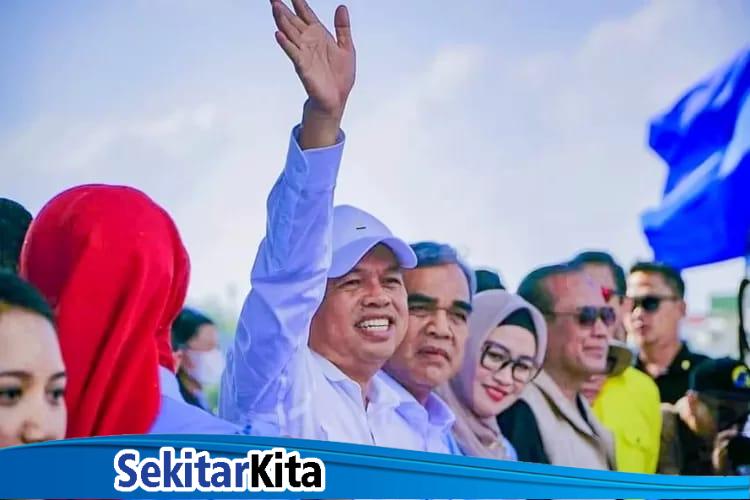 Dedi Mulyadi, calon Gubernur Jawa Barat yang akrab disapa Kang Dedi, menghadiri kampanye akbar pasangan calon Bupati dan Wakil Bupati Karawang nomor urut 01, Acep Jamhuri-Gina Fadlia Swara (foto: Andyka Nugroho/SekitarKita.id)