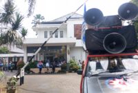 Puluhan massa dari enam serikat pekerja Kabupaten Bandung Barat (KBB) kembali menggeruduk gedung DPRD KBB (foto: Abdul Kholilulloh)