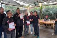 Dewan Pimpinan Daerah (DPD) Barisan Pejuang Demokrasi (BAPEKSI) Jawa Barat (Jabar) menyerahkan AD/ART kepada DPC BAPEKSI KBB (foto: istimewa)