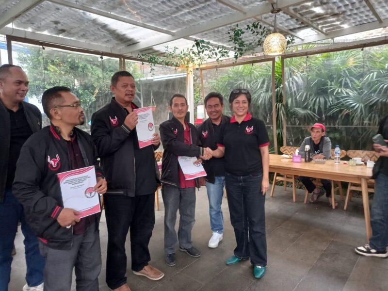 Dewan Pimpinan Daerah (DPD) Barisan Pejuang Demokrasi (BAPEKSI) Jawa Barat (Jabar) menyerahkan AD/ART kepada DPC BAPEKSI KBB (foto: istimewa)