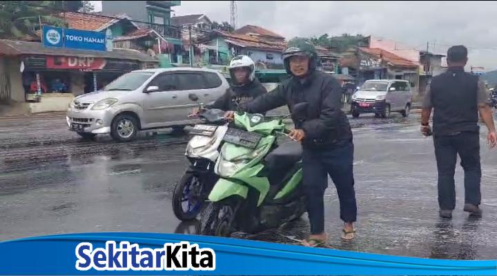 Ratusan Kendaraan Rusak Akibat Tumpahan Cairan Kimia di Jalan Raya Padalarang - Purwakarta (foto: Abdul Kholilulloh)