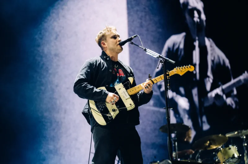Sam Fender Batalkan Tour ke Inggris Karena Vocal Wire 'Pendarahan'