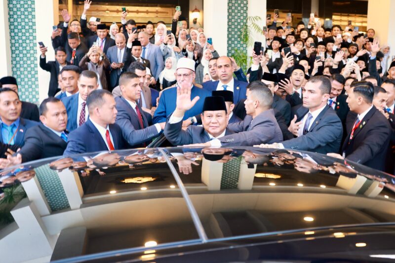 Presiden RI Prabowo Subianto mendapat sambutan luar biasa dari ribuan mahasiswa dan mahasiswi Indonesia di Al Azhar Convention Center, Rabu (18/12). foto: promedia/istimewa