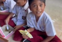 Viral Siswa di Gorontalo Simpan Makanan Gratis untuk Ibu karena di Rumah Tak Ada Nasi (foto: tangkapan layar video viral)