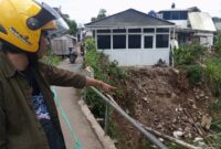 Warga pengendara menunjukan longsoran di Jalan GA Manulang Rancabali Atlas RT04/05, Desa Padalarang, Kecamatan Padalarang KBB (foto: Abdul Kholilulloh)