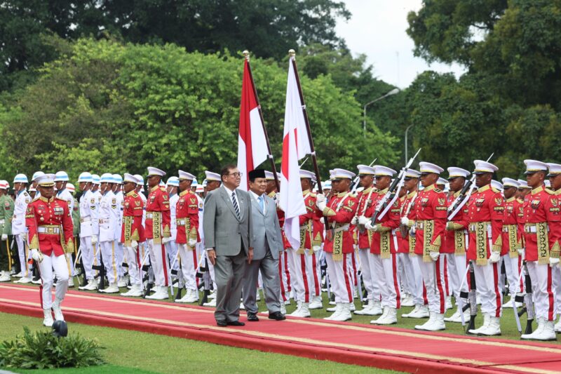 Presiden Republik Indonesia, Prabowo Subianto, memberikan sambutan istimewa kepada Perdana Menteri Jepang, Shigeru Ishiba, (foto: Sekretariat Kabinet RI)