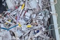 Limbah medis dibuang ke jembatan Citarum penghubung Karawang-Bekasi (foto: istimewa)