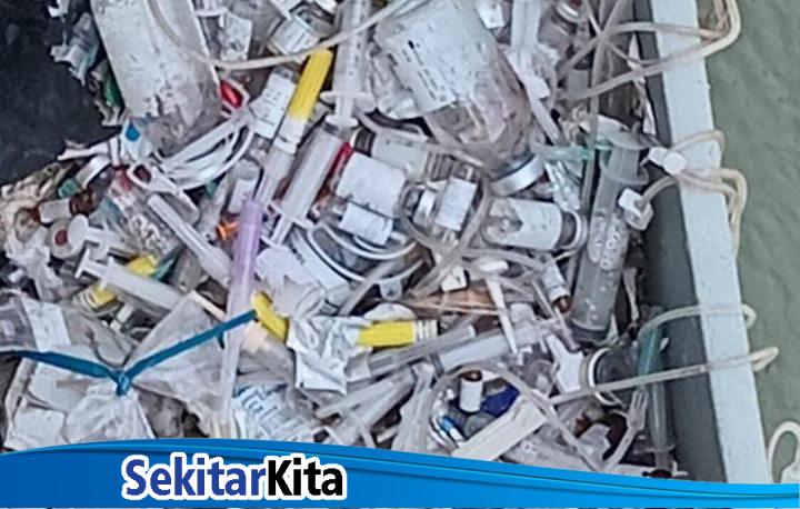 Limbah medis dibuang ke jembatan Citarum penghubung Karawang-Bekasi (foto: istimewa)