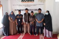 Yayasan Islam Daarul Kiffah (YIDK) Lembang bagikan puluhan paket sembako (foto: Abdul Kholilulloh)