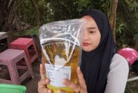 Rosi warga Padalarang saat membeli minyakita (foto: ilustrasi/Abdul Kholilulloh)