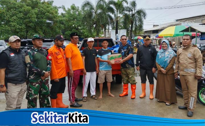 Wakil Bupati (Wabup) Bekasi, dr. Asep Surya Atmaja, turun langsung meninjau lokasi terdampak banjir (Foto: Muh. Bachtiar)