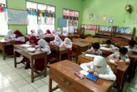 Situasi belajar mengajar di Bandung Barat (foto: Abdul Kholilulloh)