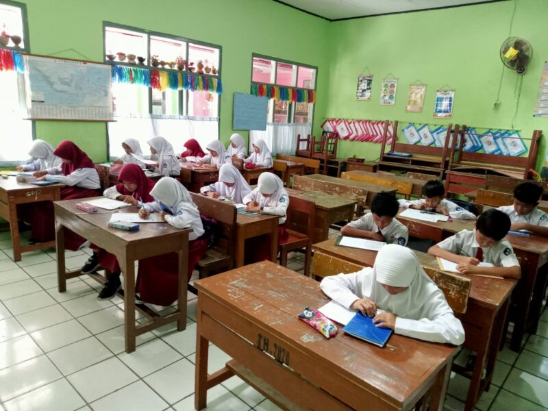 Situasi belajar mengajar di Bandung Barat (foto: Abdul Kholilulloh)