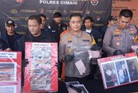 Kapolres Cimahi, AKBP Tri Suhartanto melakukan konferensi pers pembunuhan sadis di Mapolres Cimahi, Rabu (2/4/2025) foto: Abdul Kholilulloh 