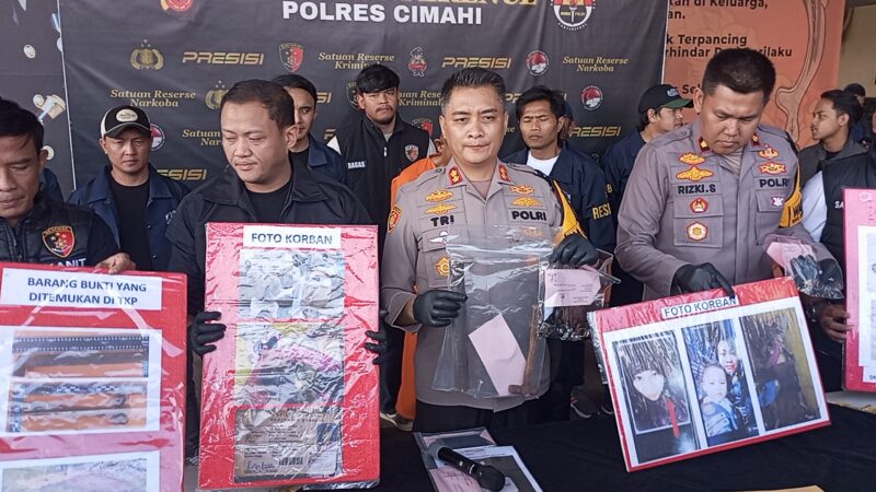 Kapolres Cimahi, AKBP Tri Suhartanto melakukan konferensi pers pembunuhan sadis di Mapolres Cimahi, Rabu (2/4/2025) foto: Abdul Kholilulloh 