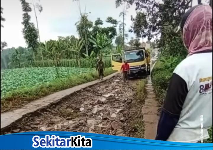 Jalan rusak parah di Desa Bojongkoneng, Kecamatan Ngamprah KBB viral di medsos (tangkapan layar: @infobandungbarat)