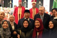 Presiden Prabowo Subianto bersama Presiden Turki Recep Tayyip Erdogan menyapa para pelajar Indonesia di Turki usai makan malam bersama, Jumat, (11/4). foto: promedia