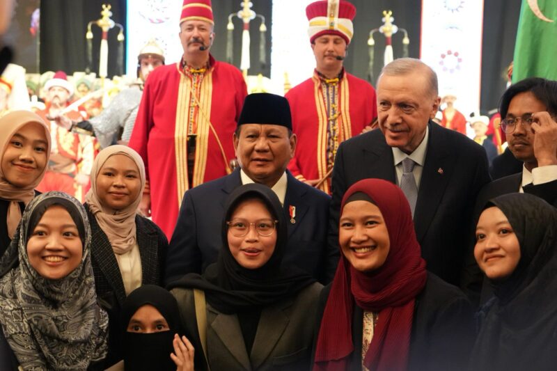 Presiden Prabowo Subianto bersama Presiden Turki Recep Tayyip Erdogan menyapa para pelajar Indonesia di Turki usai makan malam bersama, Jumat, (11/4). foto: promedia