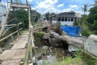 Pasca ambruk, jembatan darurat dengan menggunakan bambu di buat warga di Padalarang KBB (foto: Abdul Kholilulloh)
