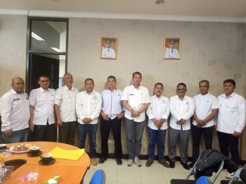 KADIN Bandung Barat mendatangi Kantor Disperindag KBB menanyakan soal undangan Yeni yang menjadi narasumber mengatasnamakan pengurus KADIN KBB di Lembang (foto: istimewa)