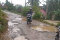 Jalan Poros Lintas 5 Desa di KBB Rusak Parah (foto: dok. Sekitarkita.id)