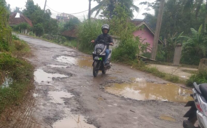 Jalan Poros Lintas 5 Desa di KBB Rusak Parah (foto: dok. Sekitarkita.id)