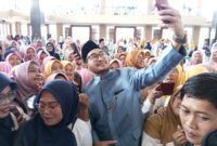 Bupati Bandung Barat Jeje Richie Ismail saat berswafoto dengan warga usai menghadiri doa bersama Hardiknas, namun ditanya wartawan soal polemik dengan PAN memilih bungkam (foto: Abdul Kholilulloh)