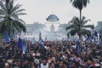 Suasana perayaan kemenangan Persib Bandung, puluhan ribu Bobotoh padati gedung Sate Kota Bandung (foto: Abdul Kholilulloh)