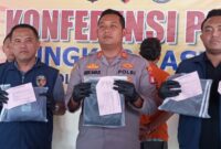 Kapolsek Tarumajaya, AKP I Gede Bagus Ariska melaksanakan konferensi pers di Mapolsek Tarumajaya Kamis 29 Mei 2025 (foto: Abdul Kholilulloh)