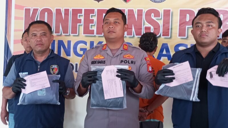 Kapolsek Tarumajaya, AKP I Gede Bagus Ariska melaksanakan konferensi pers di Mapolsek Tarumajaya Kamis 29 Mei 2025 (foto: Abdul Kholilulloh)