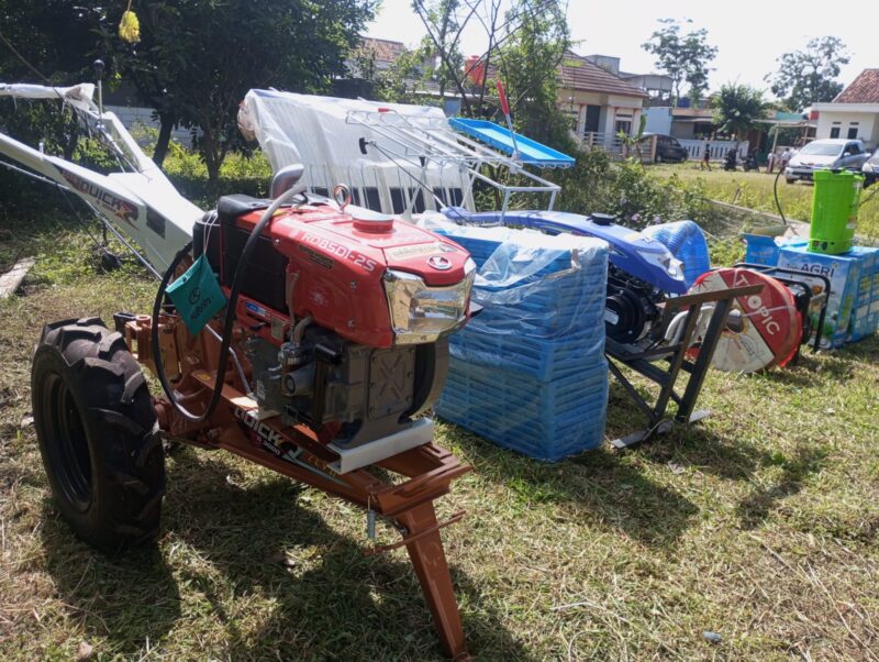 Bantuan mesin dan alat pertanian dari pemerintah pusat melalui aspirasi Anggota DPRRI Dadang M. Naser diwilayah Kecamatan Batujajar, Kabupaten Bandung Barat (foto: Abdul Kholilulloh)