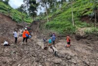 Pencarian Endang (77) warga Kampung Pojok Girang, Desa Cikahuripan, Kecamatan Lembang, Kabupaten Bandung Barat korban banjir bandang belum ditemukan (foto: Abdul Kholilulloh)
