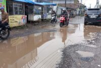 Kondisi jalan rusak tergenang air pasca hujan di wilayah Kecamatan Ngamprah KBB (foto: ilustrasi /Abdul Kholilulloh)