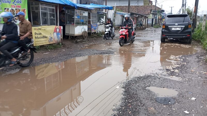 Kondisi jalan rusak tergenang air pasca hujan di wilayah Kecamatan Ngamprah KBB (foto: ilustrasi /Abdul Kholilulloh)