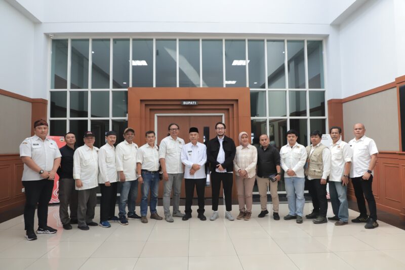 Bupati Bandung Barat Jeje Ritchie Ismail dan Wakil Bupati Bandung Barat Asep Ismail audensi dengan pengurus PWI KBB (foto: dok. PWI KBB/istimewa)