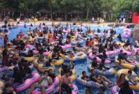 Wahana kolam ombak buatan jadi daya tarik pengunjung Transera Waterpark Bekasi (foto: Abdul Kholilulloh)